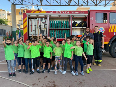 يوم تعليمي وعملي لوحدة الاطفاء والطوارئ في بلدية الطيبة بمدرسة الحكمة